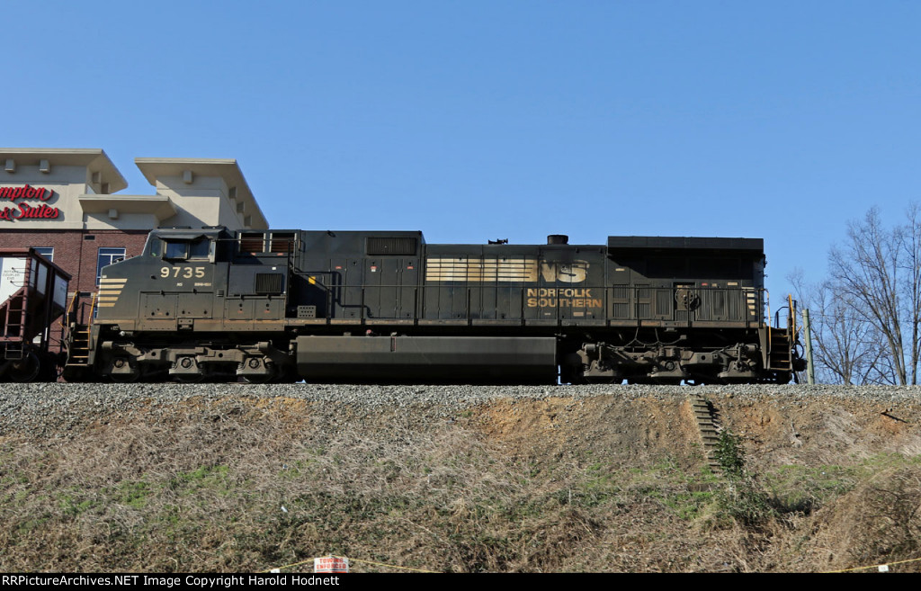 NS 9735 leads train P41 across Smoky Hollow